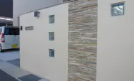 シンプルな塀に自然石の貼り材でアクセントを(ルッソ)