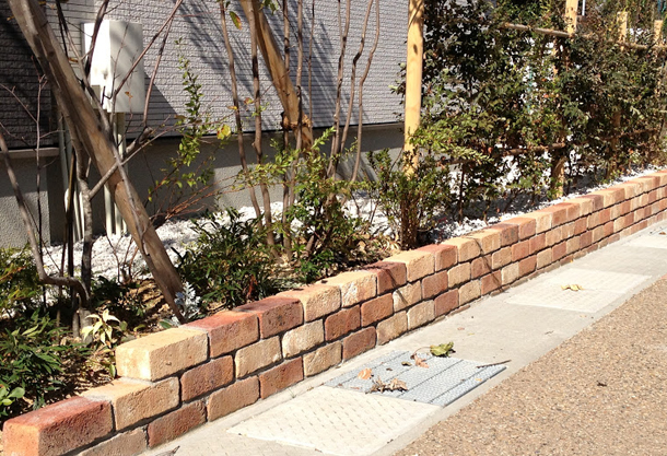 レトロなレンガの花壇