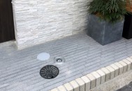 洗練されたエントランス。モダンで上品な印象のスリムインターシイアス