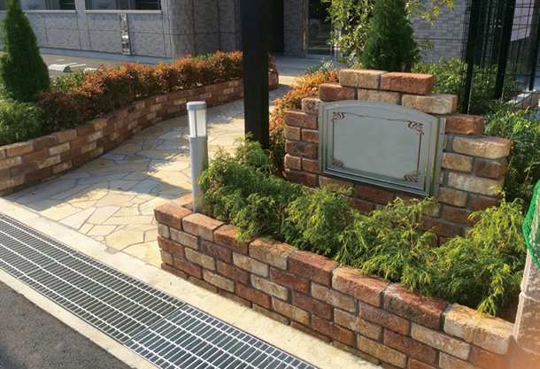 暖かい色が植栽に優しさを与えるハンドメイドのレンガ