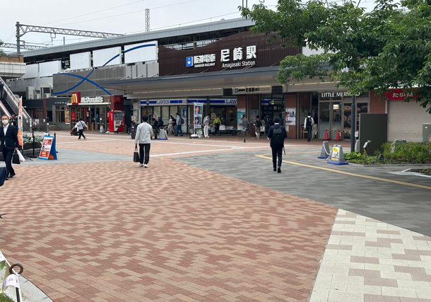 中央公園（尼崎市）の透水性ブロック。グランパムH(H02,H04,H05)