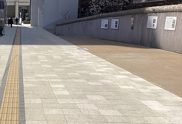 JR住吉駅前歩行者通路の遮熱ブロックのクールスポットペイブ®