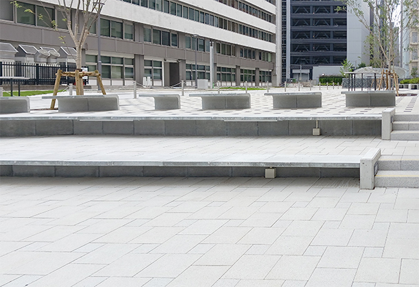 大阪府本庁舎別館西側のホワイトカラーの敷材。グランパムH（ホワイト）。