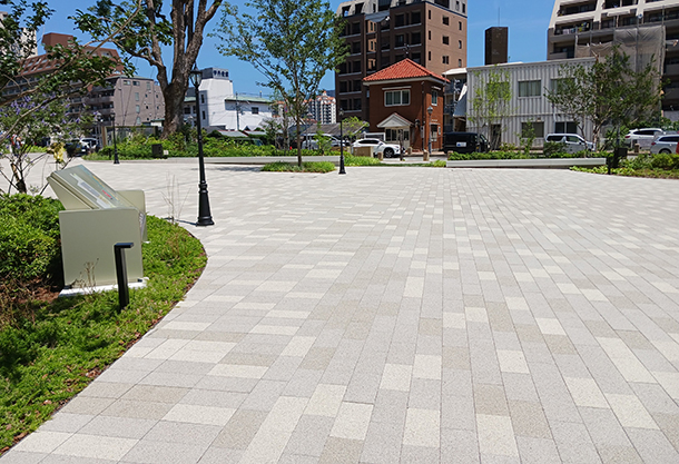 ジオタワー宝塚グランレジス(宝塚市)の透水性のブロック。ピアジェブラスト(シナモンパウダー,特注色)。