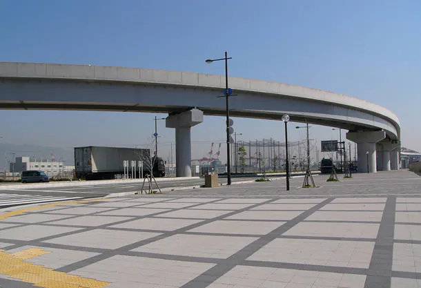 甲南大学ポートラインドキャンパス前歩道（神戸市）