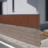 シンプルな5本ラインの塀とフェンスのカラーがマッチしたコーディネート(バリュー5)