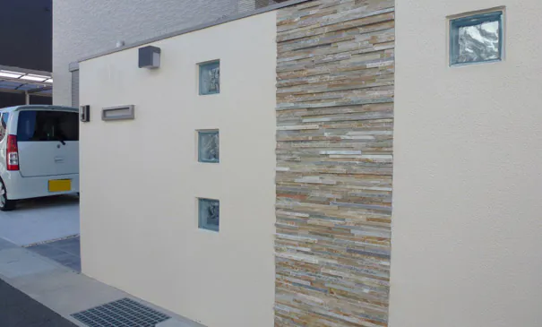 シンプルな塀に自然石の貼り材でアクセントを