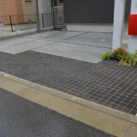 建物に合わせたシックな色彩で擬石調の高級感ある外構(ストーンパーク)