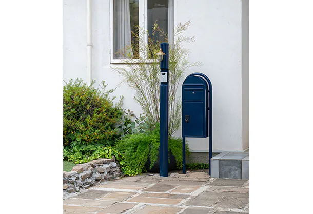 クラシカルな灯台風デザインの門柱メリシリーズの施行画像 (ネイビーブルー)