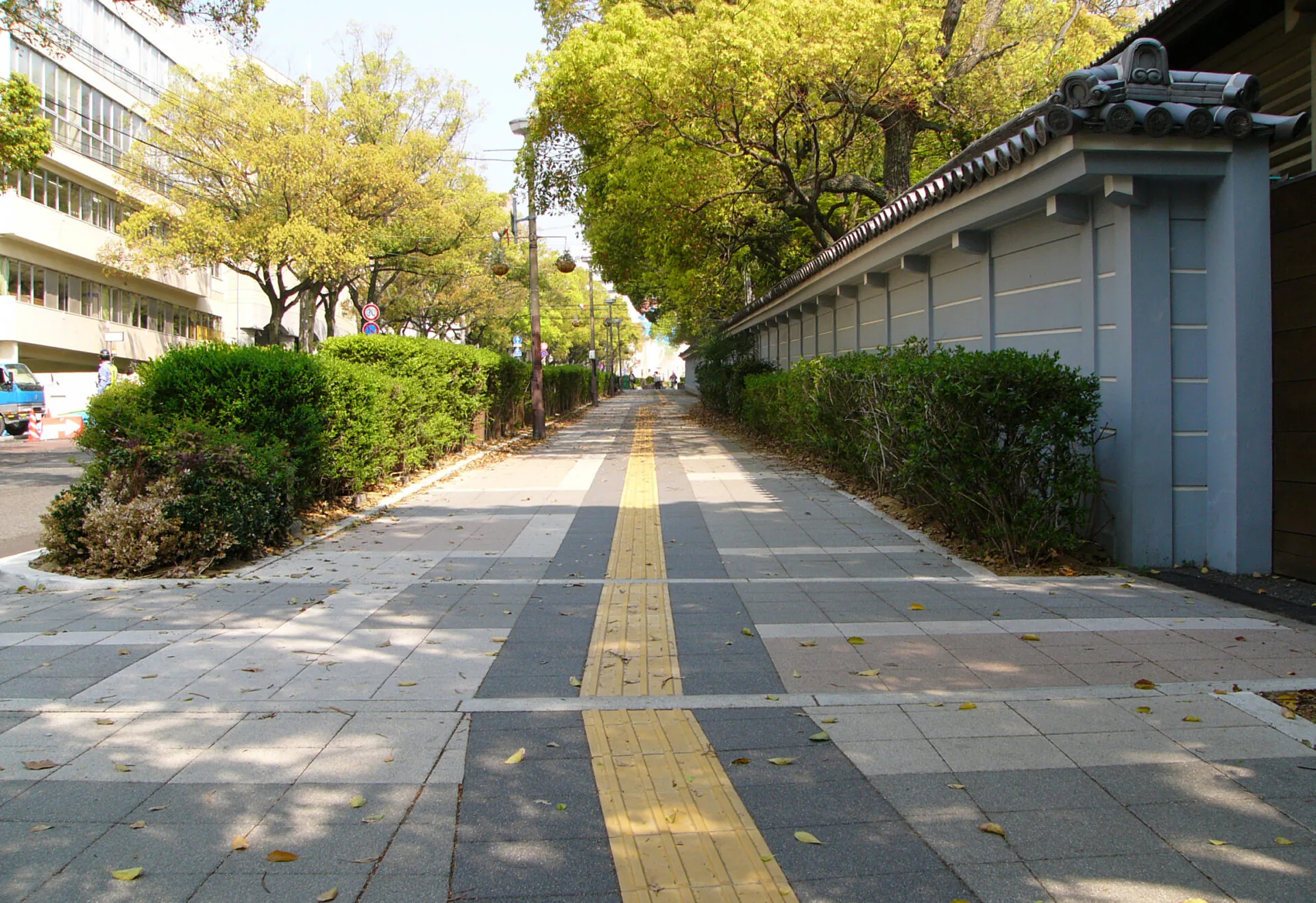 湊川神社前歩道