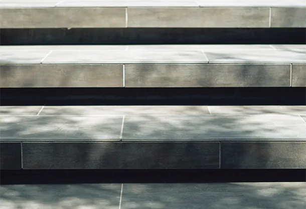 落ち着いた空間を演出する外構ステップグレラーンタイルの画像