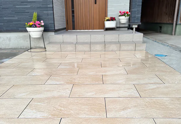 美しくシャープな大判タイルが開放的でモダンな玄関アプローチを形作る