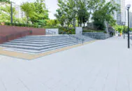 公共-ユニバーサルFG-東遊園地の西側(東町線)歩道-広場的空間