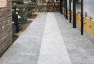 大判床タイルの和モダンなカースペースの縦向き写真。ボニートタイル（ヴィエントグレー、ブランコ）使用