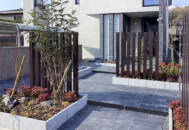 ゆったりとした階段を演出するアプローチの外側から。ボニートタイル（ノーチェ）使用