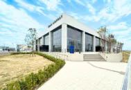 神戸空港サブターミナル(神戸市)で久保田セメント工業が施工したグラベルペイブの舗装。「kobe airport」の文字が見える。