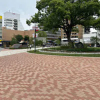 公園広場をつなぐ緑に合う敷材。グランパムH(H02,H04,H05)使用