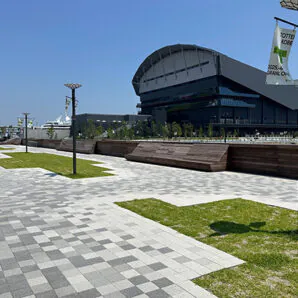 トッテイパーク(神戸市)にて透水ブロック「ユニバーサルFG」の特注カラーを施工。