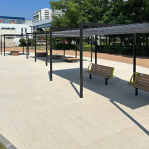 ポートアイランド中公園(神戸市)の遮熱性インターロッキングブロック。クールスポットペイブ®(ポートクレール）。