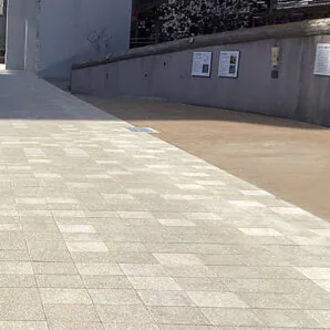 JR住吉駅前歩行者通路の遮熱ブロックのクールスポットペイブ®