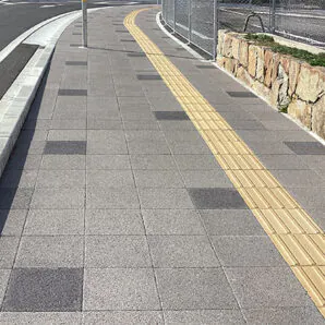 伊丹市役所新庁舎の透水性ブロック。グランパムH(H11,H12）