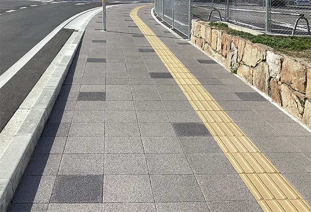 伊丹市役所新庁舎の周辺歩道(伊丹市) | グランパムH