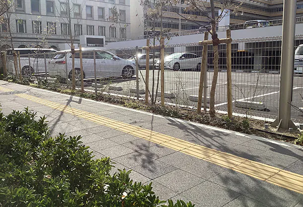 伊丹市役所新庁舎の周辺歩道(伊丹市) | グランパムH