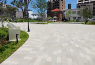 ジオタワー宝塚グランレジス(宝塚市)の透水性のブロック。ピアジェブラスト(シナモンパウダー,特注色)。