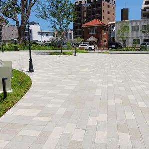 ジオタワー宝塚グランレジス(宝塚市)の透水性のブロック。ピアジェブラスト(シナモンパウダー,特注色)。
