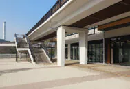 神戸市名谷駅の透水性ブロック舗装。ハートランドぺイブ透水(ヌーディ，アイボリー)