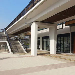 神戸市名谷駅の透水性ブロック舗装。ハートランドぺイブ透水(ヌーディ，アイボリー)