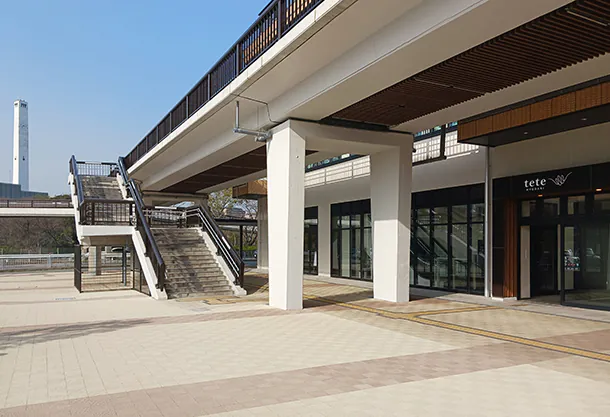 神戸市名谷駅の透水性ブロック舗装。ハートランドぺイブ透水(ヌーディ，アイボリー)