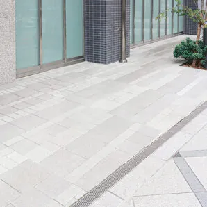 タワーマンション外構の非透水性ブロック、シルキーストーン(雪SS04,雲SS05)。