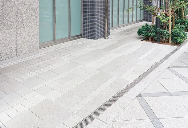 タワーマンション外構の非透水性ブロック、シルキーストーン(雪SS04,雲SS05)。