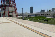 神戸市にあるメリケンパークONE HEART BIRTHの透水性インターロッキングブロック舗装。スタンダードカラー透水(ホワイト)