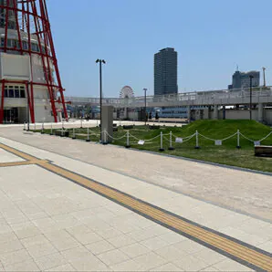 神戸市にあるメリケンパークONE HEART BIRTHの透水性インターロッキングブロック舗装。スタンダードカラー透水(ホワイト)