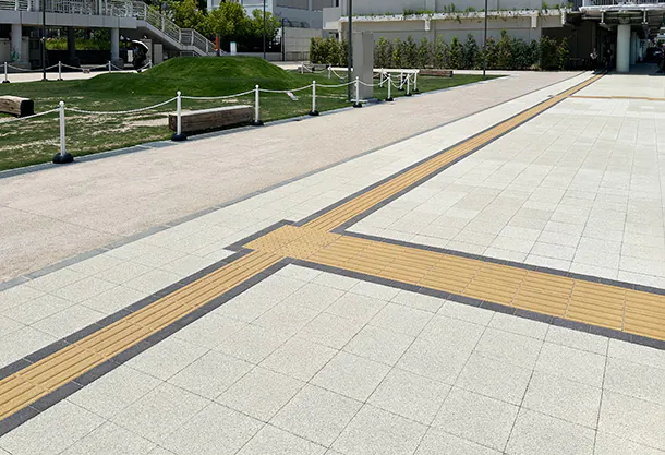 メリケンパーク周辺歩道(神戸市) | スタンダードカラー透水