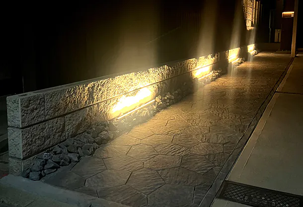 フローとダルメの石調の質感と照明が織りなす夜もおしゃれな外構デザイン