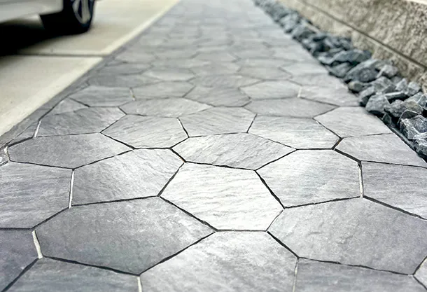 フローとダルメの石調の質感と照明が織りなす夜もおしゃれな外構デザイン