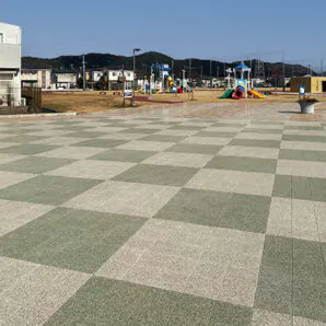 姫路市にある天満公園舗装材、研磨加工で光沢を持たらすブロックのグランKKのグリーンとホワイトカラー