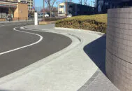 神戸市営地下鉄西神中央駅北東バスロータリーの舗装材、透水性ブロックのクールスポットペイブ（リビンググレー）