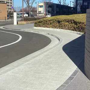 神戸市営地下鉄西神中央駅北東バスロータリーの舗装材、透水性ブロックのクールスポットペイブ（リビンググレー）