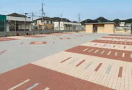 姫路市の糸引公園駐車場の透水性舗装材グランパムH。ブラウン、ベージュ、グレーのカラーによるデザイン。