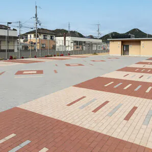 姫路市の糸引公園駐車場の透水性舗装材グランパムH。ブラウン、ベージュ、グレーのカラーによるデザイン。