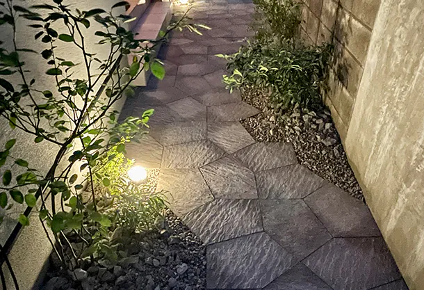 ペンタリーフの石調の質感がライトアップで映える上質なアプローチ