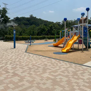 権現総合公園の150角の敷材。グランパムH、ベージュカラー。